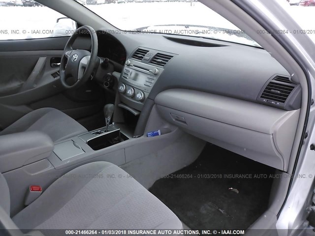 4T4BF3EKXBR193953 - 2011 TOYOTA CAMRY SE/LE/XLE SILVER photo 5