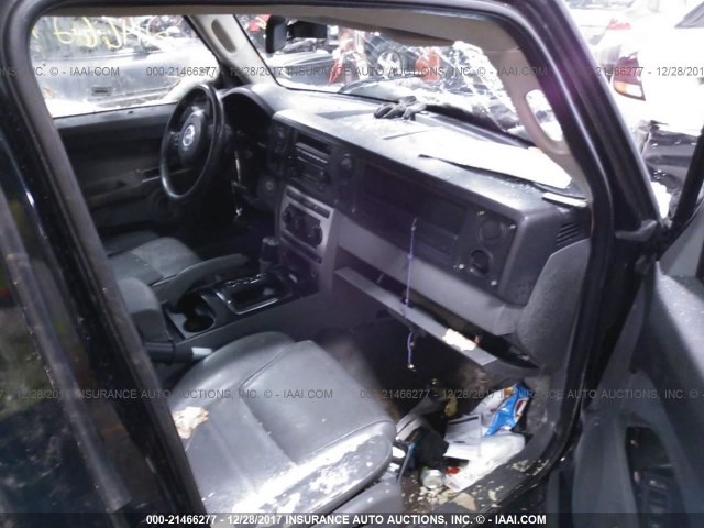 1J8HG48K56C272670 - 2006 JEEP COMMANDER BLACK photo 5