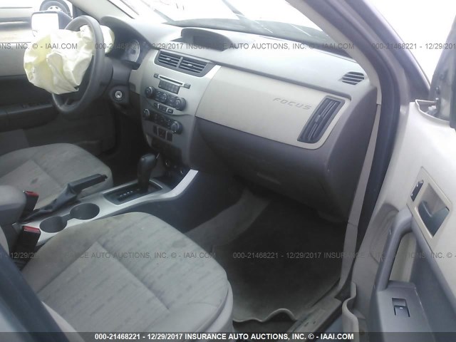 1FAHP35N08W134753 - 2008 FORD FOCUS SE/SEL/SES GRAY photo 5