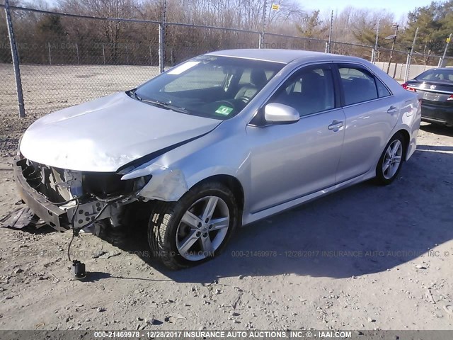 4T1BF1FK5CU181403 - 2012 TOYOTA CAMRY SE/LE/XLE ვერცხლისფერი ფოტო 2