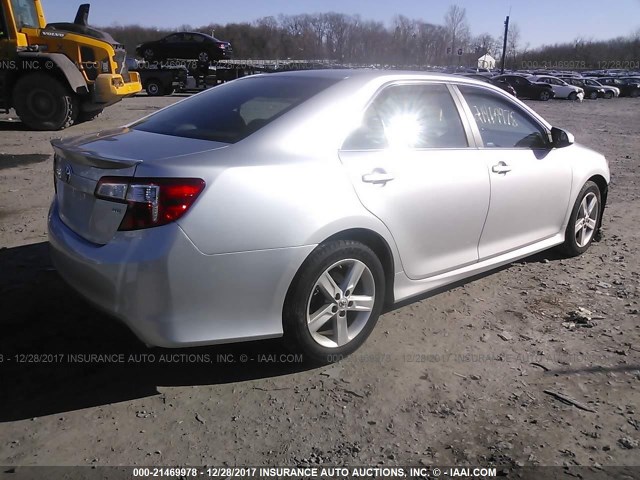 4T1BF1FK5CU181403 - 2012 TOYOTA CAMRY SE/LE/XLE ვერცხლისფერი ფოტო 4