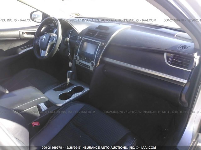 4T1BF1FK5CU181403 - 2012 TOYOTA CAMRY SE/LE/XLE ვერცხლისფერი ფოტო 5