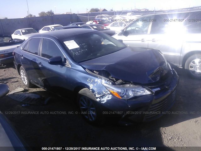 4T1BF1FK0HU668824 - 2017 TOYOTA CAMRY LE/XLE/SE/XSE BLUE photo 1