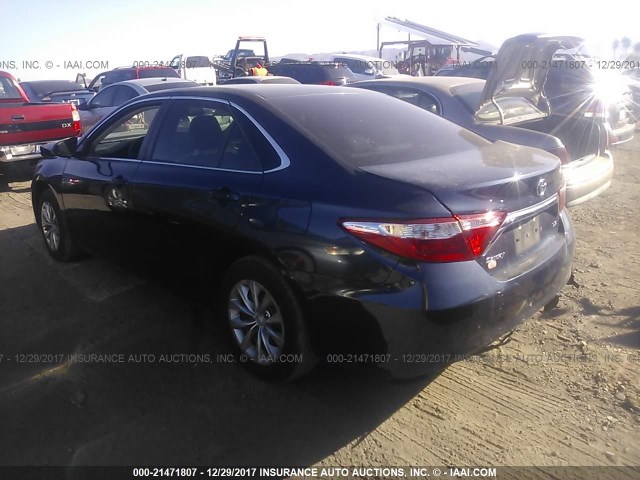 4T1BF1FK0HU668824 - 2017 TOYOTA CAMRY LE/XLE/SE/XSE BLUE photo 3