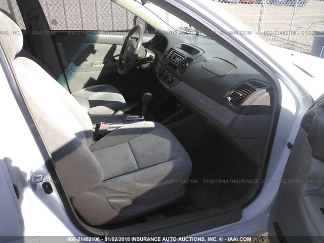4T1BF32K72U026254 - 2002 TOYOTA CAMRY LE/XLE/SE 白色 照片 5