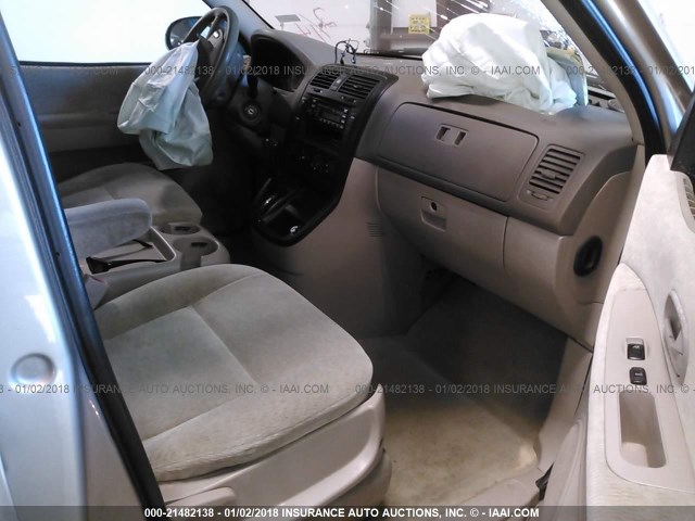 KNDUP131756645305 - 2005 KIA SEDONA EX/LX BEIGE photo 5