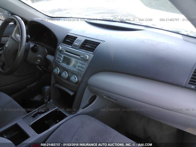 4T4BE46K29R091113 - 2009 TOYOTA CAMRY SE/LE/XLE ნაცრისფერი ფოტო 5