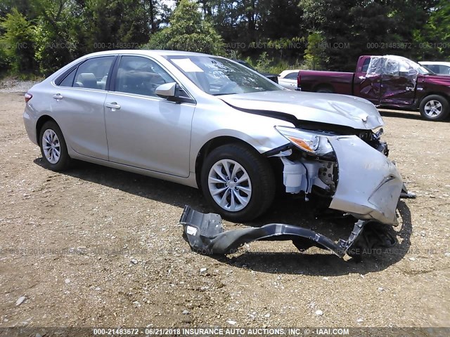 4T1BF1FK5HU334935 - 2017 TOYOTA CAMRY LE/XLE/SE/XSE SILVER photo 1