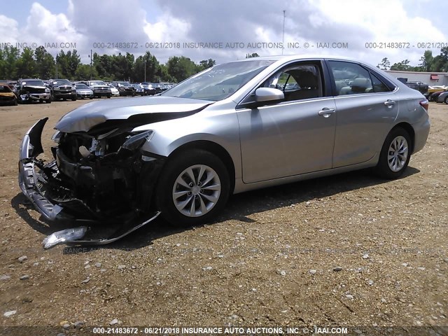 4T1BF1FK5HU334935 - 2017 TOYOTA CAMRY LE/XLE/SE/XSE SILVER photo 2
