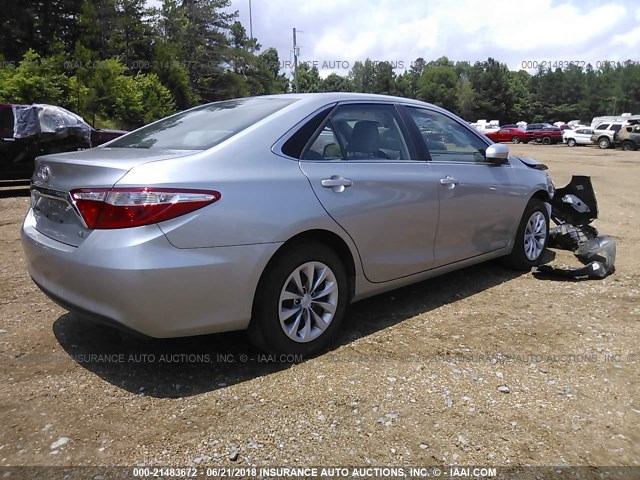 4T1BF1FK5HU334935 - 2017 TOYOTA CAMRY LE/XLE/SE/XSE SILVER photo 4