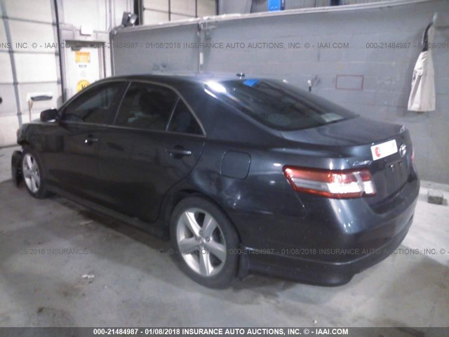 4T1BF3EK9BU127145 - 2011 TOYOTA CAMRY SE/LE/XLE Серый фото 3