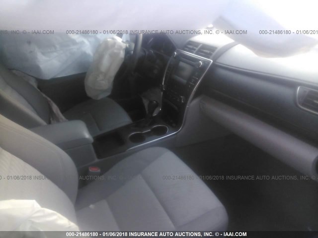 4T4BF1FK8GR551934 - 2016 TOYOTA CAMRY LE/XLE/SE/XSE შავი ფოტო 5