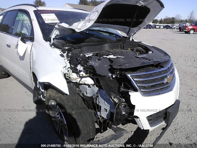 1GNKRHKD9HJ277806 - 2017 CHEVROLET TRAVERSE LT WHITE photo 6