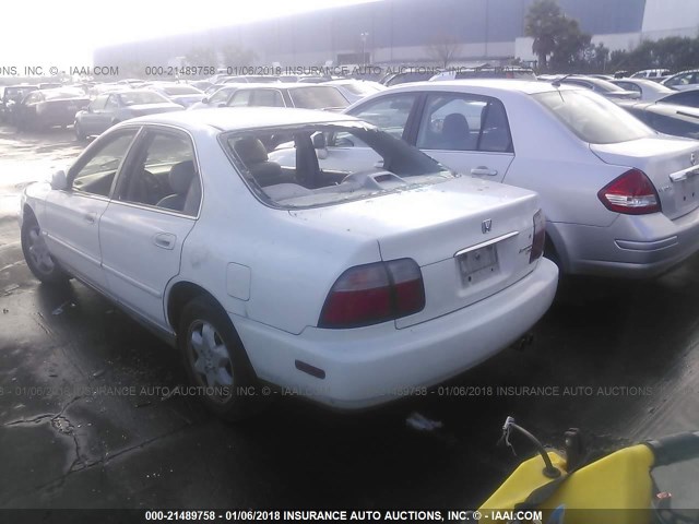 1HGCE6676VA000951 - 1997 HONDA ACCORD EX/EX-R WHITE photo 3