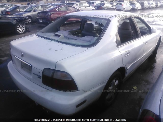 1HGCE6676VA000951 - 1997 HONDA ACCORD EX/EX-R WHITE photo 4