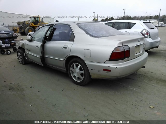 1HGCD5689TA112002 - 1996 HONDA ACCORD DX 25TH ANNIVERSARY SILVER photo 3