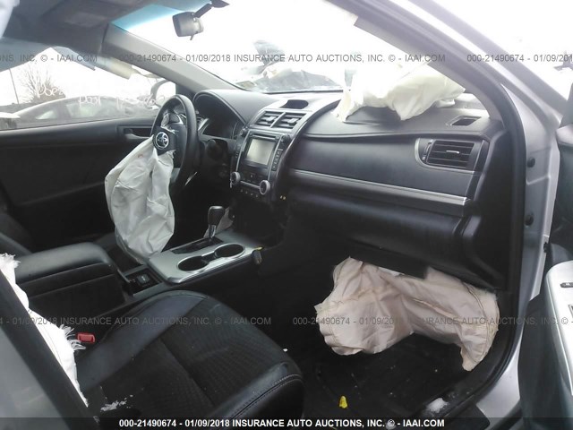 4T1BF1FK8CU176986 - 2012 TOYOTA CAMRY SE/LE/XLE 银色 照片 5