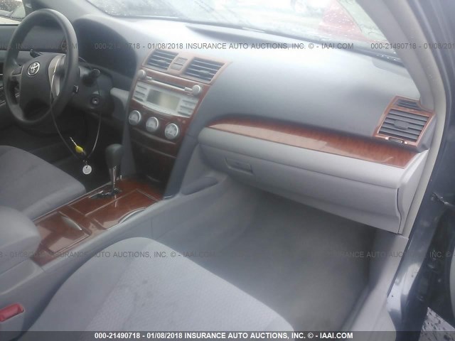 4T1BF3EK1BU707697 - 2011 TOYOTA CAMRY SE/LE/XLE Серый фото 5