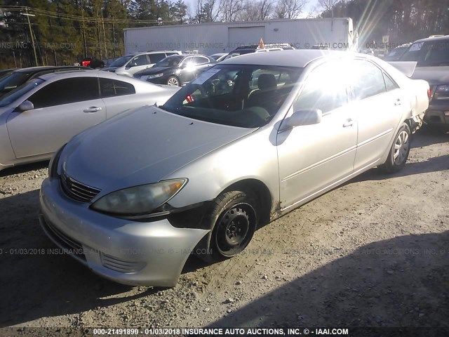 4T1BE32K85U563562 - 2005 TOYOTA CAMRY LE/XLE/SE SILVER photo 2