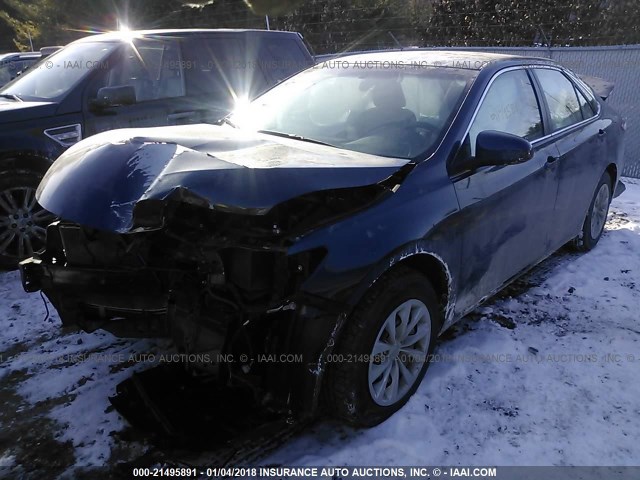 4T4BF1FK8FR450634 - 2015 TOYOTA CAMRY LE/XLE/SE/XSE ლურჯი ფოტო 2