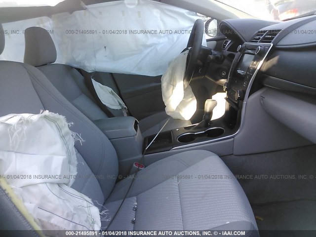 4T4BF1FK8FR450634 - 2015 TOYOTA CAMRY LE/XLE/SE/XSE ლურჯი ფოტო 5