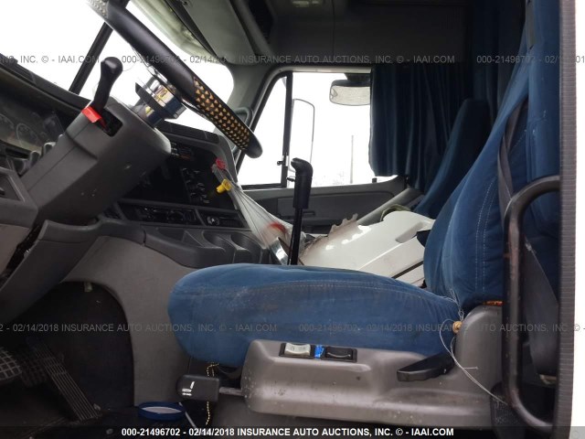 1FUJA6CKX5LN62519 - 2005 FREIGHTLINER CONVENTIONAL COLUMBIA თეთრი ფოტო 5