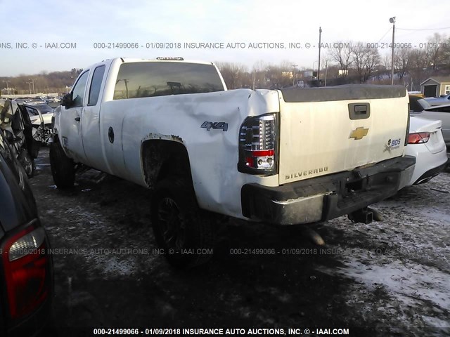 1GCHK49K19E124318 - 2009 CHEVROLET SILVERADO K2500 HEAVY DUTY WHITE photo 3