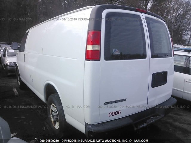 1GCHG35C891117982 - 2009 CHEVROLET EXPRESS G3500  WHITE photo 3