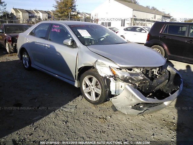 4T1BF1FK2EU407089 - 2014 TOYOTA CAMRY L/SE/LE/XLE 银色 照片 1