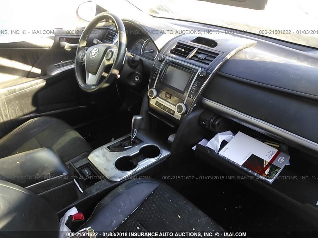 4T1BF1FK2EU407089 - 2014 TOYOTA CAMRY L/SE/LE/XLE 银色 照片 5