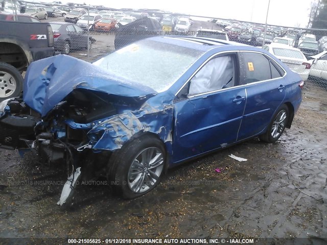 4T1BF1FK2HU732622 - 2017 TOYOTA CAMRY LE/XLE/SE/XSE ლურჯი ფოტო 2