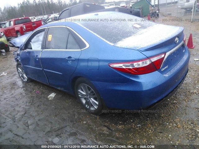 4T1BF1FK2HU732622 - 2017 TOYOTA CAMRY LE/XLE/SE/XSE ლურჯი ფოტო 3