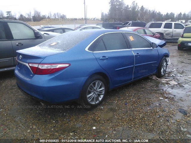 4T1BF1FK2HU732622 - 2017 TOYOTA CAMRY LE/XLE/SE/XSE ლურჯი ფოტო 4