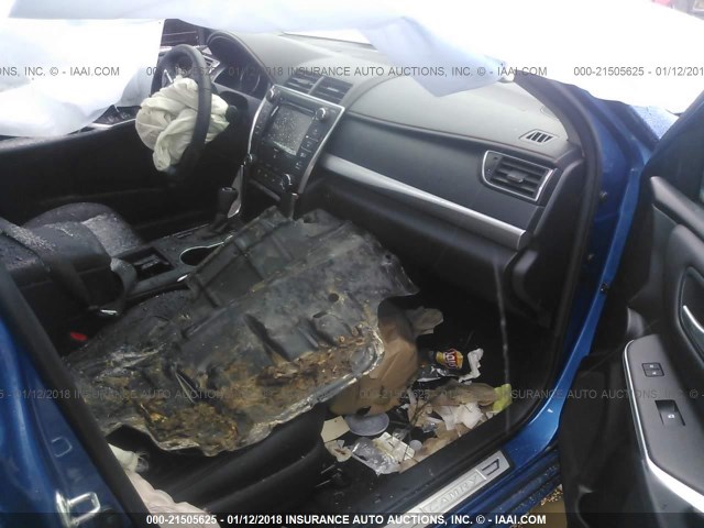 4T1BF1FK2HU732622 - 2017 TOYOTA CAMRY LE/XLE/SE/XSE ლურჯი ფოტო 5