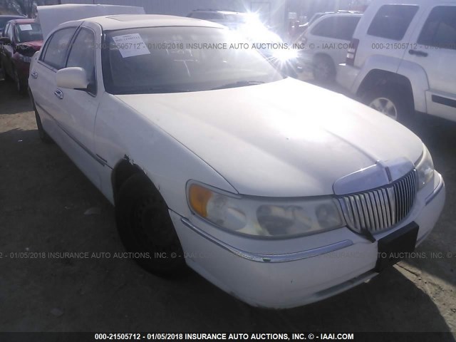 1LNHM82W2YY769017 - 2000 LINCOLN TOWN CAR SIGNATURE WHITE photo 1