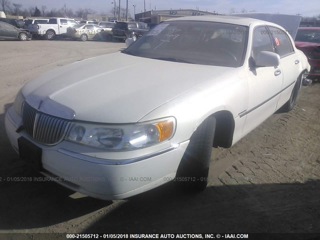 1LNHM82W2YY769017 - 2000 LINCOLN TOWN CAR SIGNATURE WHITE photo 2