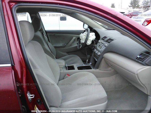 4T1BF3EK1AU086413 - 2010 TOYOTA CAMRY SE/LE/XLE RED photo 5