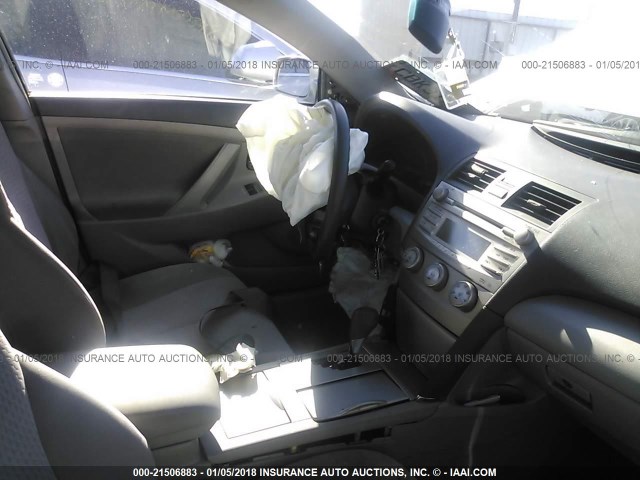 4T4BF3EK3BR104787 - 2011 TOYOTA CAMRY SE/LE/XLE SILVER photo 5