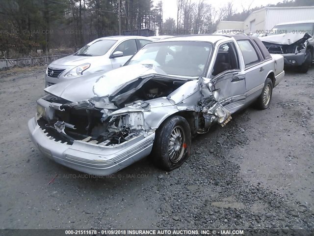 1LNLM83W4TY600926 - 1996 LINCOLN TOWN CAR CARTIER SILVER photo 2