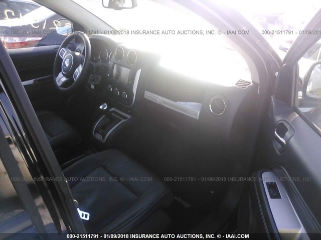1C4NJDEB0GD802801 - 2016 JEEP COMPASS LATITUDE Schwarz Foto 5