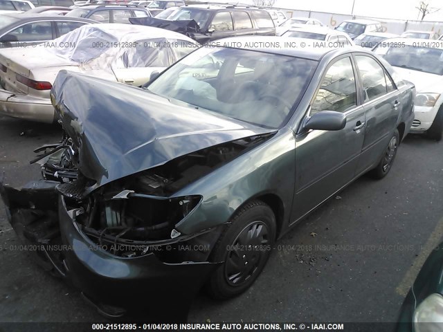 JTDBE32K520030592 - 2002 TOYOTA CAMRY LE/XLE/SE GREEN photo 2