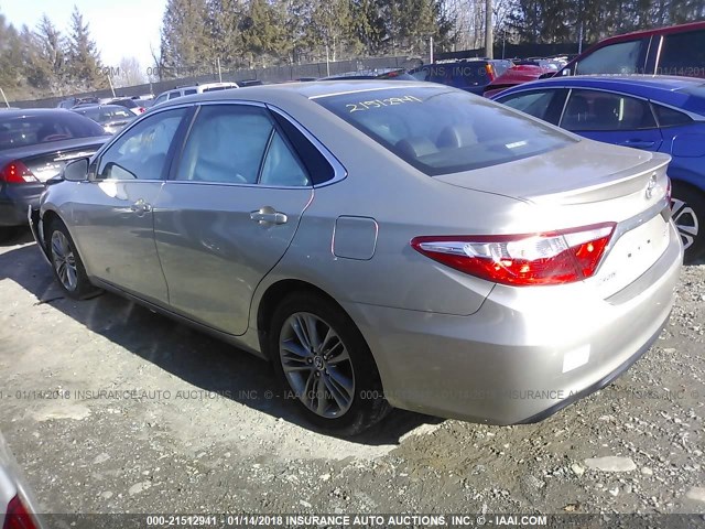 4T1BF1FK7FU498863 - 2015 TOYOTA CAMRY LE/XLE/SE/XSE ოქროსფერი ფოტო 3