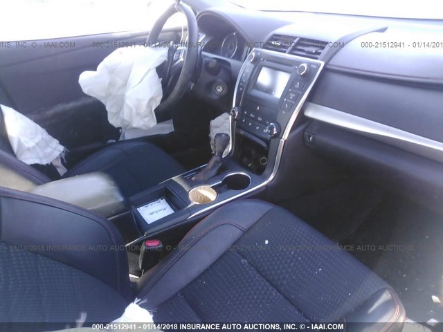 4T1BF1FK7FU498863 - 2015 TOYOTA CAMRY LE/XLE/SE/XSE ოქროსფერი ფოტო 5