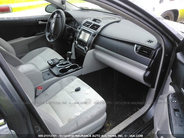 4T1BF1FK9EU404805 - 2014 TOYOTA CAMRY L/SE/LE/XLE GRAY photo 5