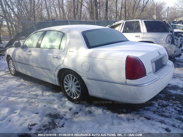 1LNHM81WX3Y636936 - 2003 LINCOLN TOWN CAR EXECUTIVE WHITE photo 3
