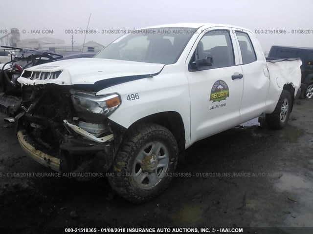 5TFUM5F12GX068496 - 2016 TOYOTA TUNDRA DOUBLE CAB SR/SR5 WHITE photo 2
