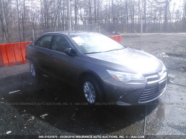 4T1BF1FK4HU684184 - 2017 TOYOTA CAMRY LE/XLE/SE/XSE ნაცრისფერი ფოტო 1