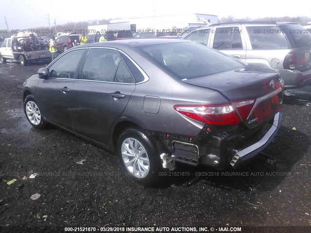 4T1BF1FK4HU684184 - 2017 TOYOTA CAMRY LE/XLE/SE/XSE GRAY photo 3