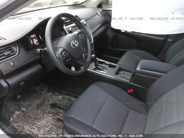 4T1BF1FK5HU772533 - 2017 TOYOTA CAMRY LE/XLE/SE/XSE WHITE photo 5