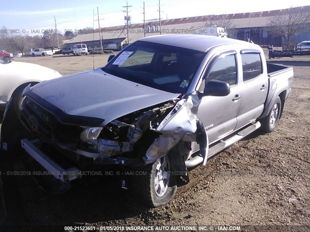 3TMLU4EN4EM135645 - 2014 TOYOTA TACOMA DOUBLE CAB ვერცხლისფერი ფოტო 2